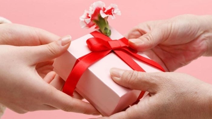 memberi-hadiah-pada-pasangan_20181001_211553